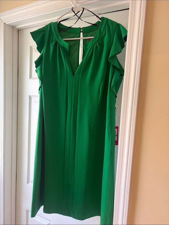 Vince Camuto Dresses & Skirts - Vince Camuto Emerald Green Ruffle Sleeve Midi Dress